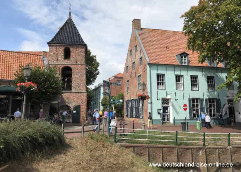 Der Glockenturm von Greetsiel und historische Giebelhäuser des Fischerdorfes