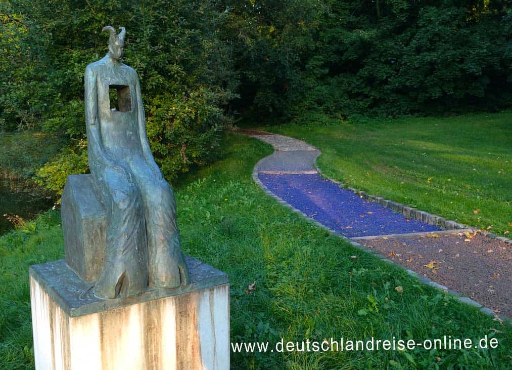 Bad Laer- Teufelsfigur und Barfußpfad beim Wassertretebecken an der Quelle (www.deutschlandreise-online.de)