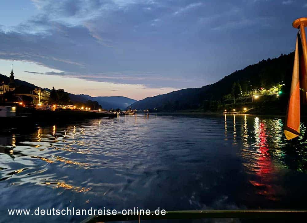 Blick von der Fähre auf das nächtliche Bad Schandau