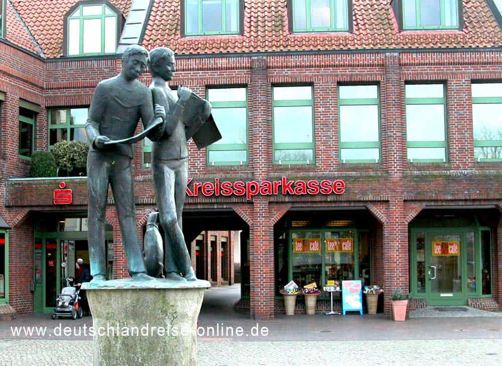  Skulptur „Zeitungsleser“ in Mölln 