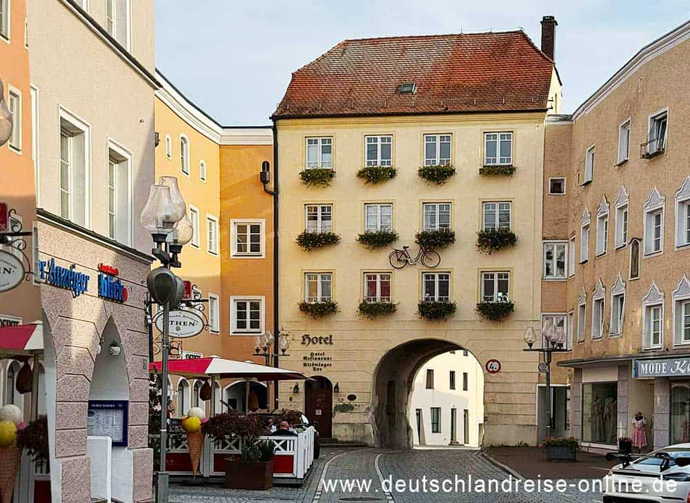 Altöttinger Tor in Mühldorf mit Hotel