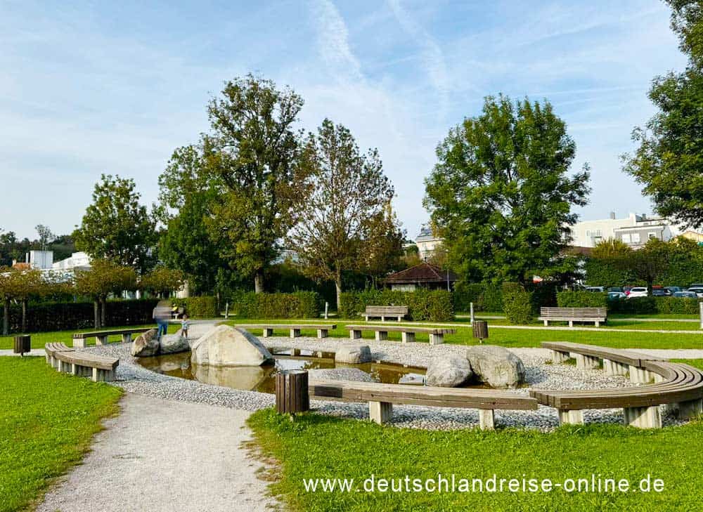 Der Stadtpark mit Findlingen von Mühldorf am Inn