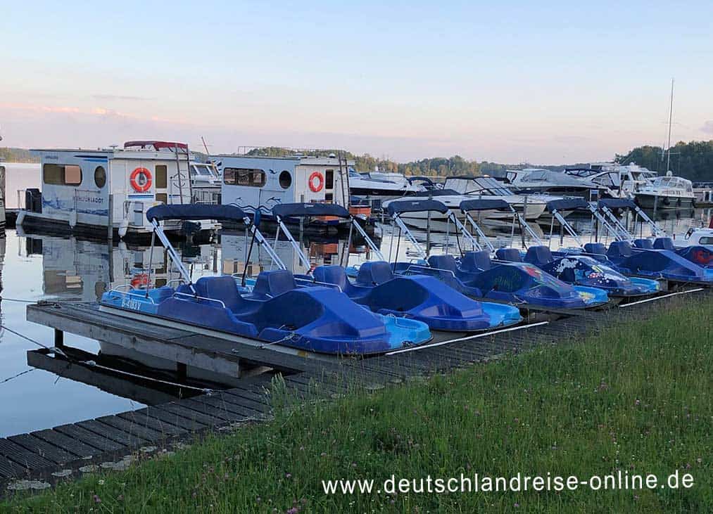 Tretboote stehen für eine Fahrt bereit (www.deutschlandreise-online.de)