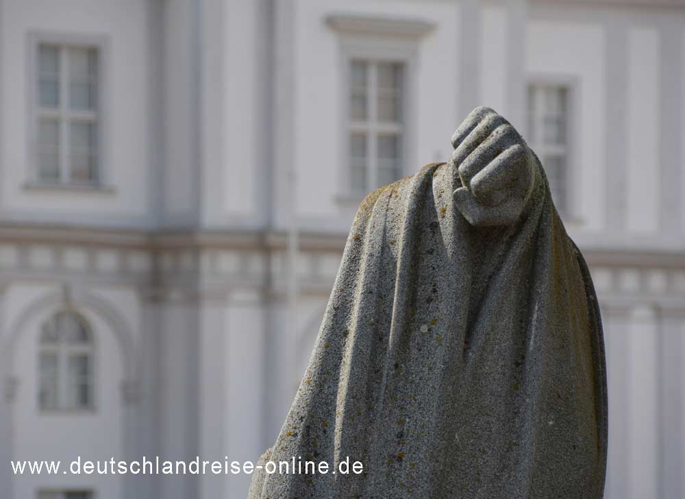 Oranienburg - auf dem Schlossplatz: Die Anklagende von Fritz Cremer